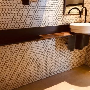 Encimera lavabo de 300x200 chapa 8 mm corten, incluido lavabo de diámetro 50 y grifo de caño largo. Totalmente colocado