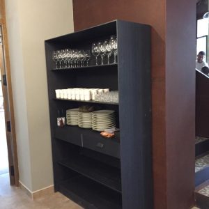 Mueble chapa acero negro 10 mm. barnizado incoloro de medidas : 500x1200x500, con tres lejas y dos cajones.